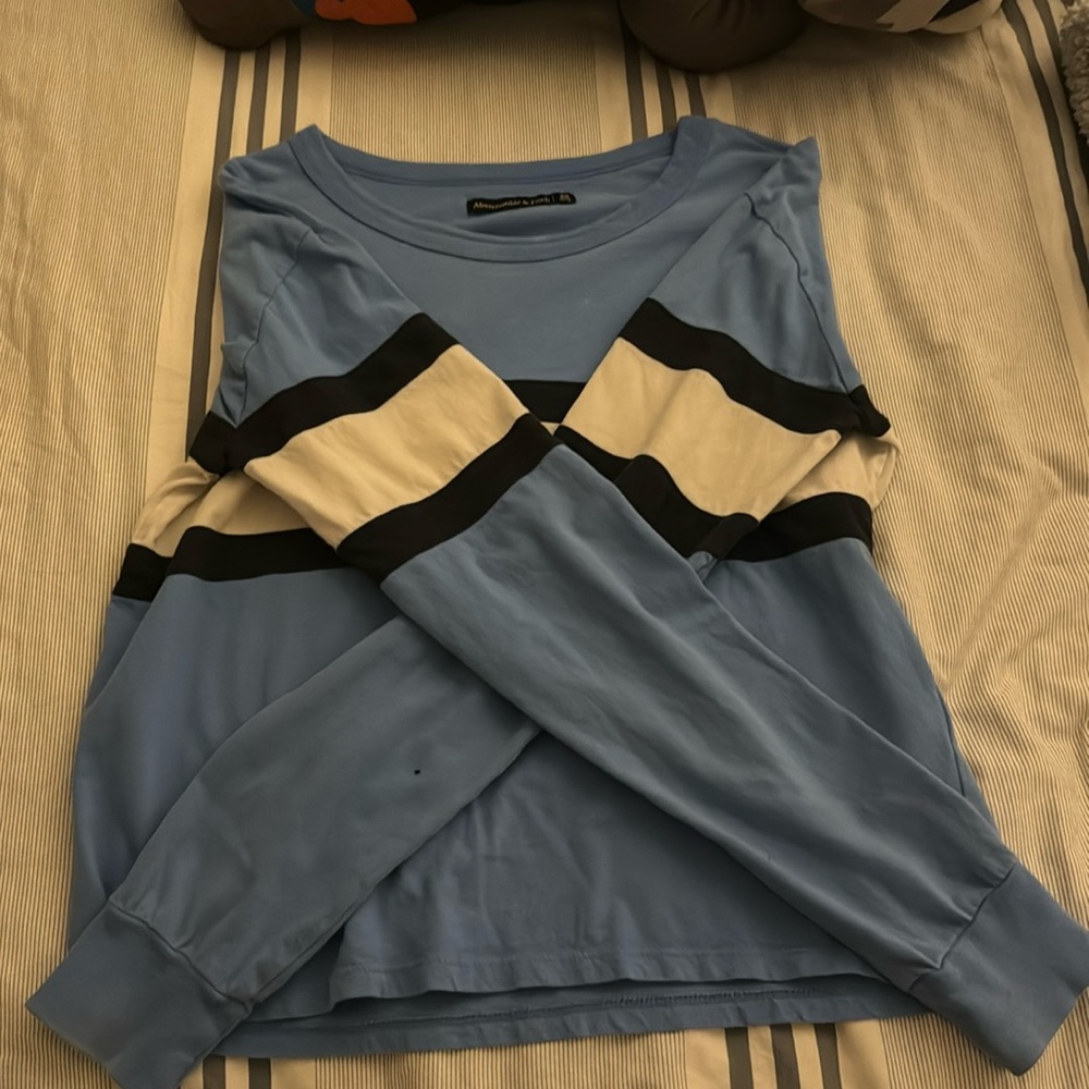 I’m selling a blue shit from ambercombie and fitch. It’s a size xs in girls.